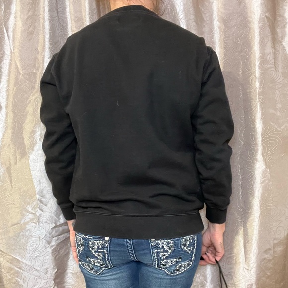 Sweater with boots design. - Picture 3 of 3